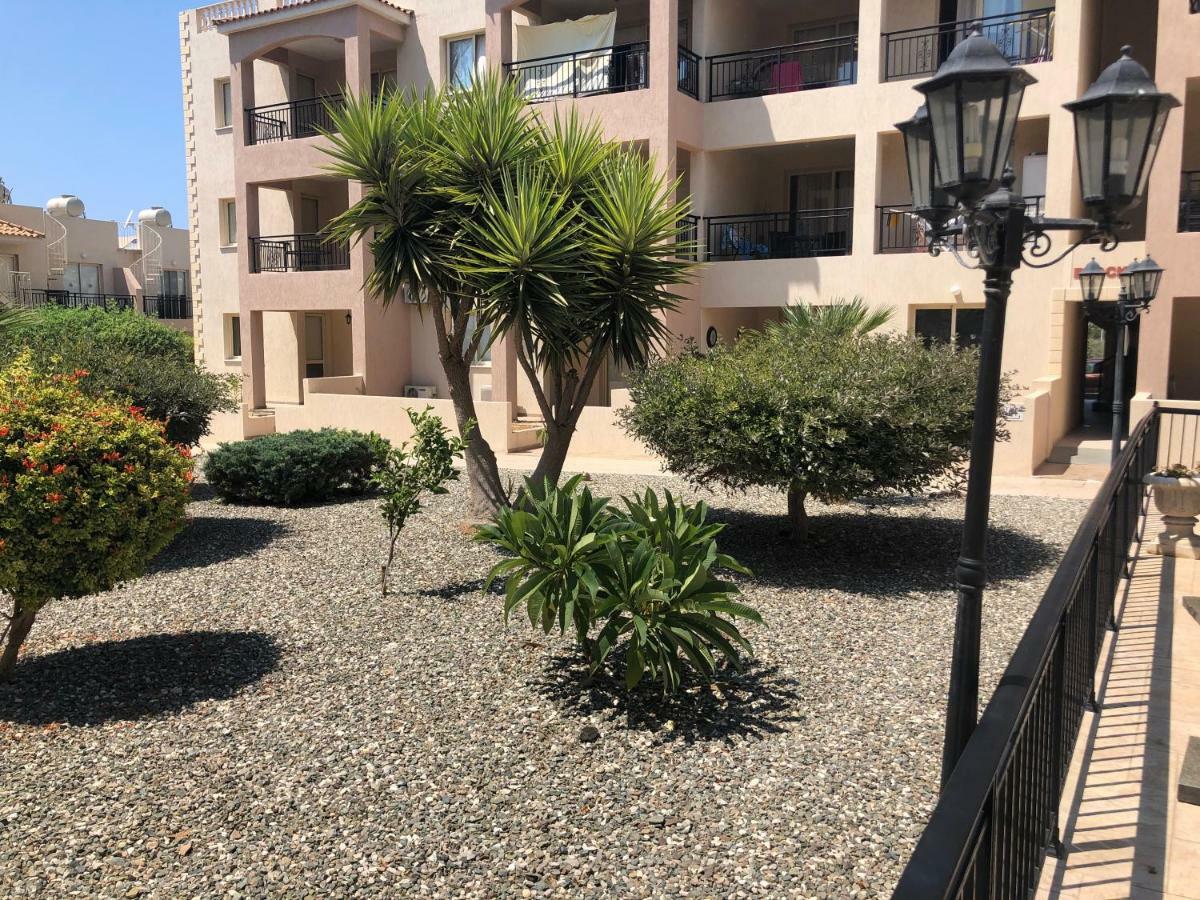 Royal Seacrest Apartment Paphos Exteriör bild
