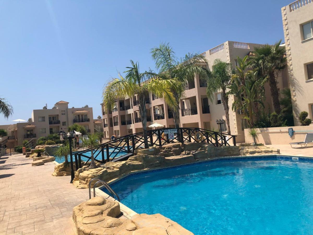 Royal Seacrest Apartment Paphos Exteriör bild